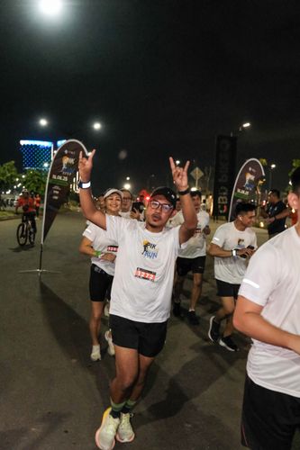 Race photo from PIK NITE RUN VIBES
