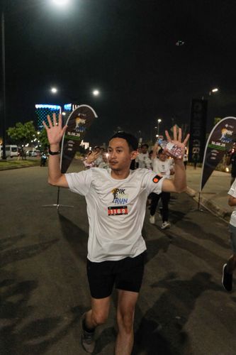Race photo from PIK NITE RUN VIBES