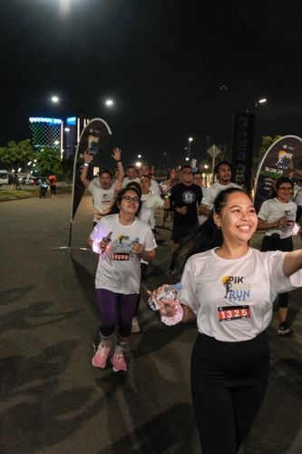 Race photo from PIK NITE RUN VIBES