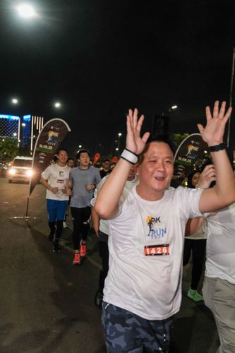 Race photo from PIK NITE RUN VIBES