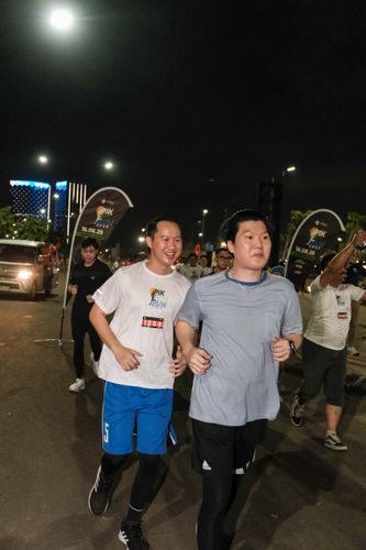 Race photo from PIK NITE RUN VIBES