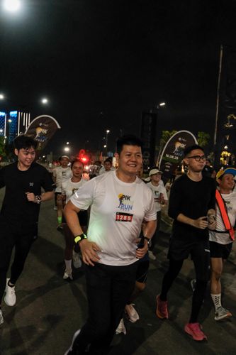 Race photo from PIK NITE RUN VIBES