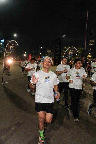 Race photo from PIK NITE RUN VIBES