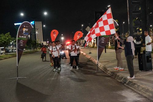 Race photo from PIK NITE RUN VIBES