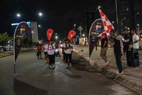 Race photo from PIK NITE RUN VIBES
