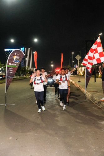 Race photo from PIK NITE RUN VIBES