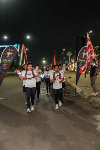 Race photo from PIK NITE RUN VIBES