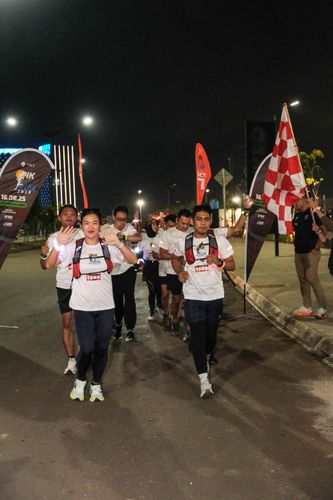 Race photo from PIK NITE RUN VIBES
