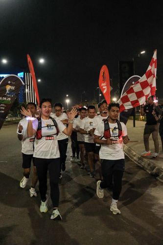 Race photo from PIK NITE RUN VIBES