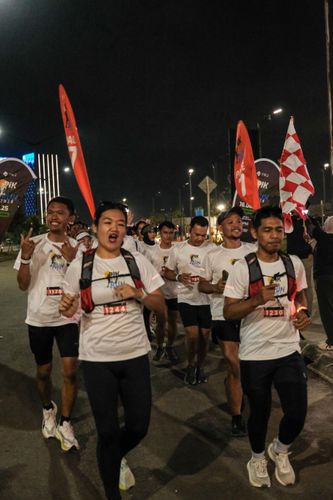 Race photo from PIK NITE RUN VIBES