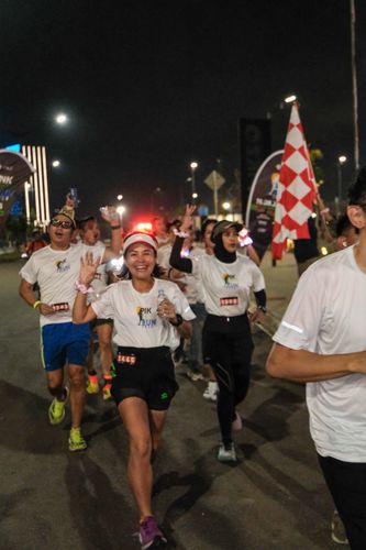 Race photo from PIK NITE RUN VIBES