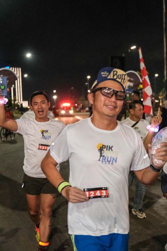 Race photo from PIK NITE RUN VIBES