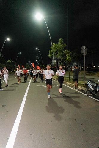 Race photo from PIK NITE RUN VIBES