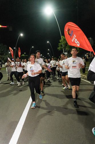 Race photo from PIK NITE RUN VIBES