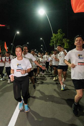 Race photo from PIK NITE RUN VIBES