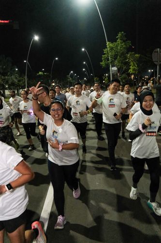 Race photo from PIK NITE RUN VIBES