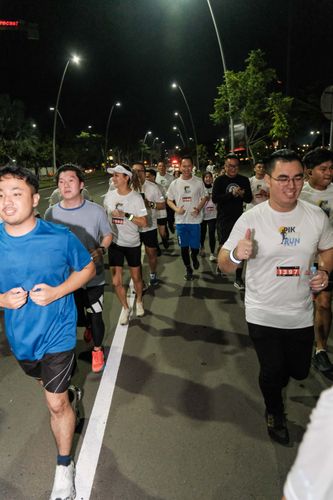 Race photo from PIK NITE RUN VIBES