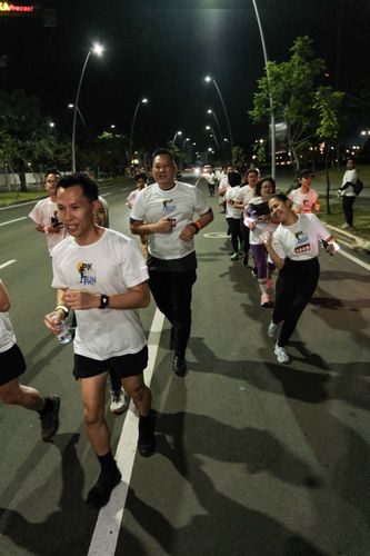 Race photo from PIK NITE RUN VIBES