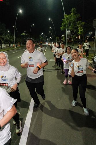 Race photo from PIK NITE RUN VIBES