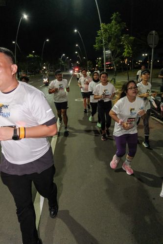 Race photo from PIK NITE RUN VIBES