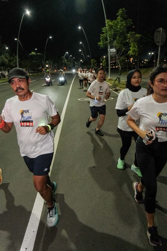 Race photo from PIK NITE RUN VIBES