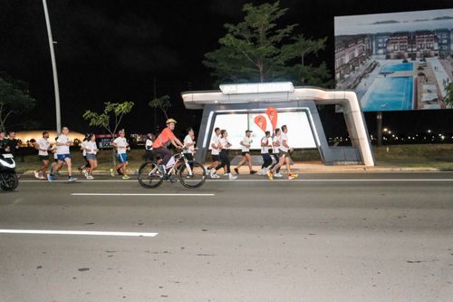 Race photo from PIK NITE RUN VIBES