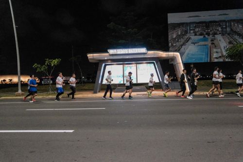 Race photo from PIK NITE RUN VIBES