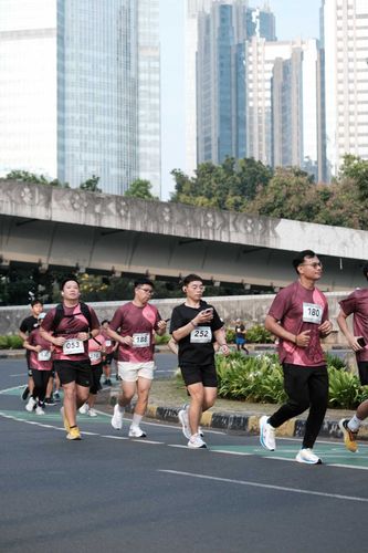 Race photo from Assurance Fun Run 2024