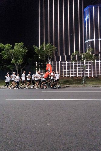 Race photo from PIK NITE RUN VIBES