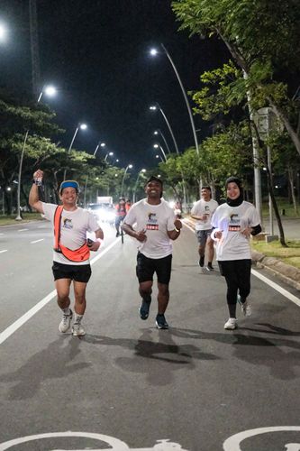 Race photo from PIK NITE RUN VIBES