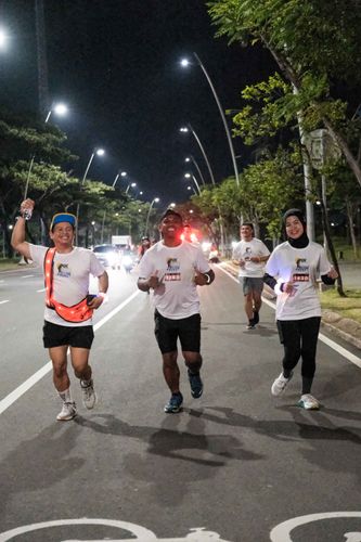 Race photo from PIK NITE RUN VIBES