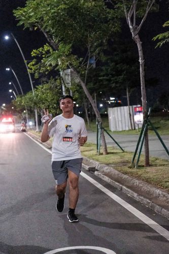 Race photo from PIK NITE RUN VIBES