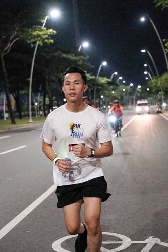 Race photo from PIK NITE RUN VIBES