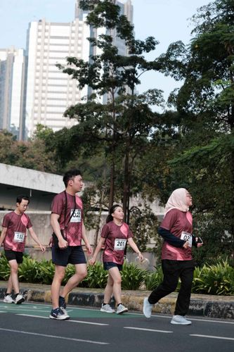 Race photo from Assurance Fun Run 2024
