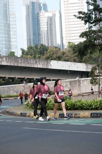 Race photo from Assurance Fun Run 2024