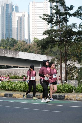 Race photo from Assurance Fun Run 2024