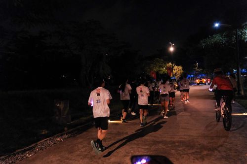 Race photo from PIK NITE RUN VIBES