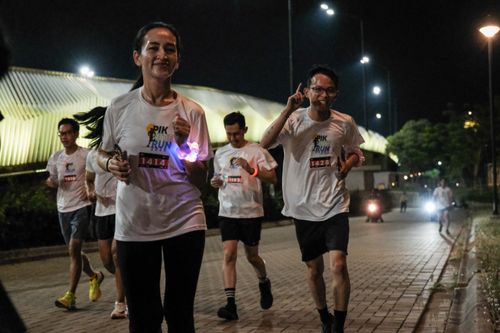 Race photo from PIK NITE RUN VIBES
