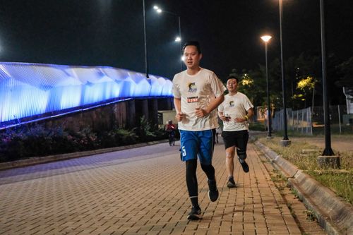 Race photo from PIK NITE RUN VIBES