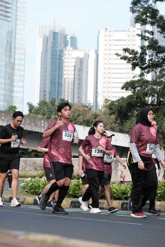 Race photo from Assurance Fun Run 2024