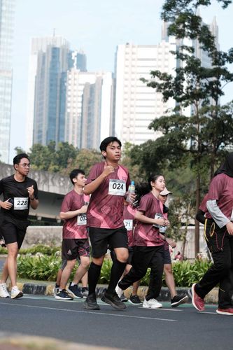 Race photo from Assurance Fun Run 2024
