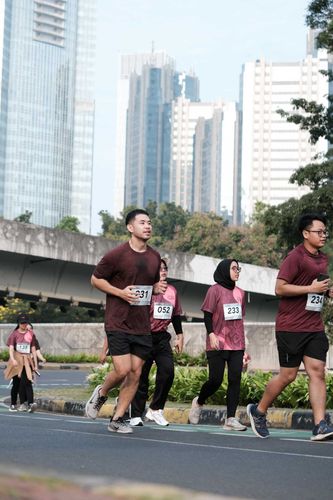 Race photo from Assurance Fun Run 2024