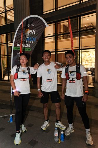 Race photo from PIK NITE RUN VIBES