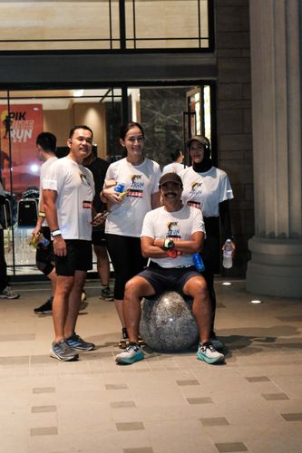 Race photo from PIK NITE RUN VIBES