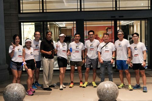 Race photo from PIK NITE RUN VIBES