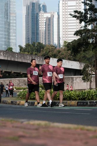 Race photo from Assurance Fun Run 2024