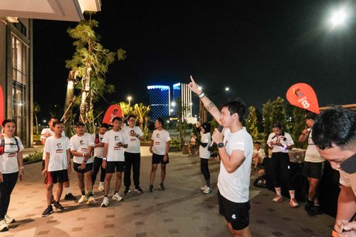 Race photo from PIK NITE RUN VIBES
