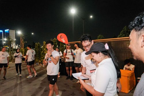Race photo from PIK NITE RUN VIBES