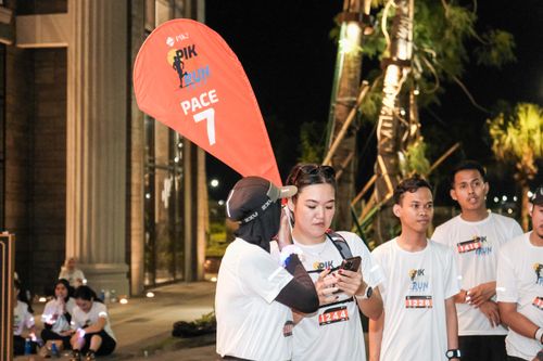 Race photo from PIK NITE RUN VIBES