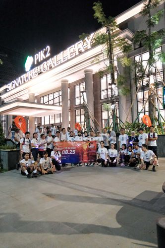 Race photo from PIK NITE RUN VIBES